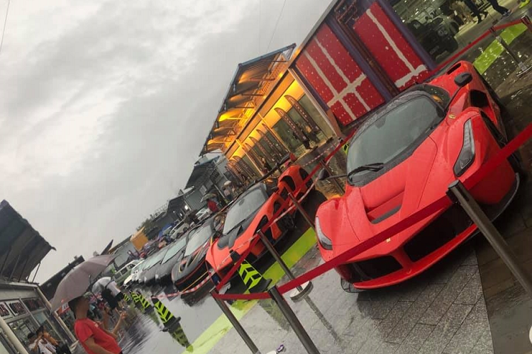 Hồng Kông đang gây sự chú ý trên thế giới với cuộc biểu tình quy mô chưa từng có trong 2 tuần trở lại đây. Khu vực hành chính đặc biệt của Trung Quốc phải đóng cửa sân bay ít nhất hai ngày do lực lượng biểu tình tràn vào đây. Tuy nhiên, một sự kiện siêu xe quy mô lớn tại Hương Cảng vẫn diễn ra bất chấp cuộc biểu tình chưa có dấu hiệu hạ nhiệt.