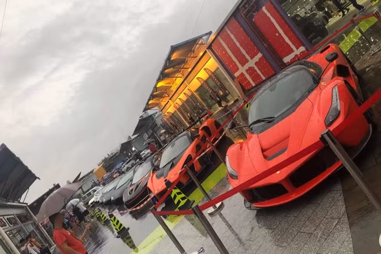 Hồng Kông đang gây sự chú ý trên thế giới với cuộc biểu tình quy mô chưa từng có trong 2 tuần trở lại đây. Khu vực hành chính đặc biệt của Trung Quốc phải đóng cửa sân bay ít nhất hai ngày do lực lượng biểu tình tràn vào đây. Tuy nhiên, một sự kiện siêu xe quy mô lớn tại Hương Cảng vẫn diễn ra bất chấp cuộc biểu tình chưa có dấu hiệu hạ nhiệt.