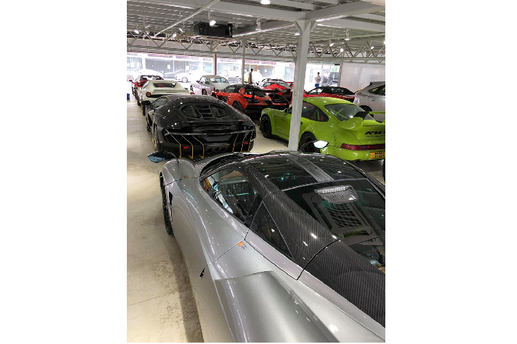 Ngoài những siêu phẩm trên, sự kiện xe hơi đang diễn ra ở Hồng Kông còn quy tụ hàng chục siêu xe đắt tiền được chủ nhân độ body kit từ McLaren 720S, Lamborghini Huracan cho đến Ferrari 458 Italia hay ngay cả mẫu siêu xe đua BAC Mono cũng góp mặt.