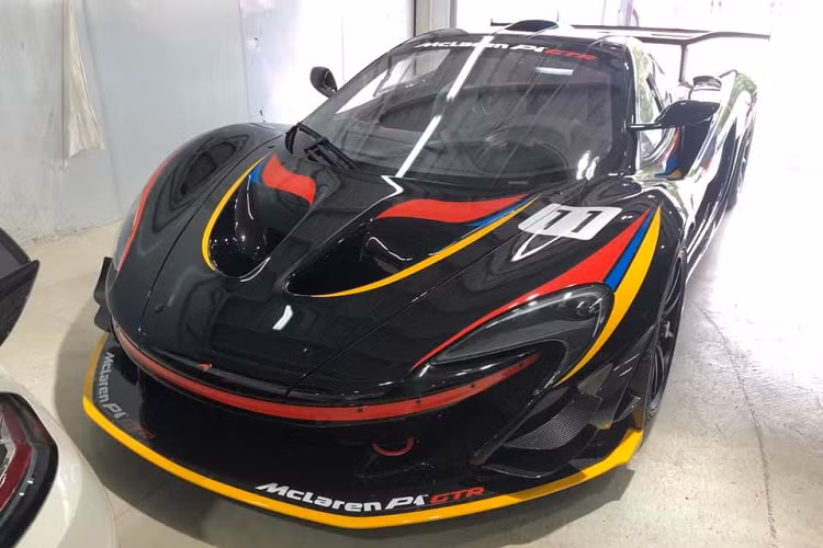 Chúng tôi không nhìn thấy McLaren P1 mà thay vào đó là sự xuất hiện của McLaren P1 GTR, phiên bản dành cho đường đua của siêu xe triệu độ hybrid này và chỉ có 35 chiếc như thế được sản xuất. Chiếc McLaren P1 GTR xuất hiện ở Hồng Kông còn là hàng độc do thuộc phiên bản James Hunt.