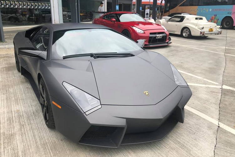 Centenario không phải là chiếc siêu xe triệu đô hàng hiếm đầu tiên của Lamborghini cập bến khu vực hành chính đặc biệt của Trung Quốc. Nếu bạn cần một cái tên, chúng tôi sẽ đưa ra đáp án đó chính là Lamborghini Reventon chỉ có 20 xe trên thế giới. Một số bức ảnh còn cho thấy các đại gia Hương Cảng sở hữu thêm 1 chiếc Lamborghini Reventon Coupe và Lamborghini Reventon mui trần.