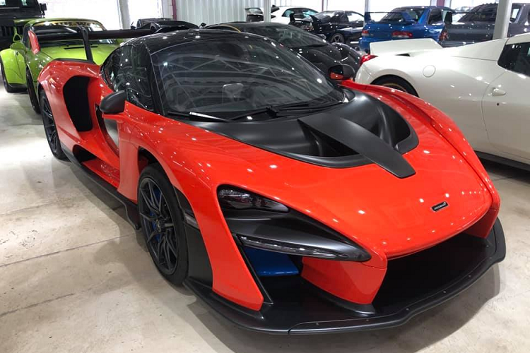 Lắp ló trong nhà chờ siêu xe ở sự kiện tại Hồng Kông còn có cực phẩm McLaren Senna chỉ sản xuất đúng 500 chiếc trên toàn thế giới và có giá bán 1 triệu đô la. Nguồn cung cấp sức mạnh của McLaren Senna là khối động cơ xăng V8, tăng áp kép, dung tích 4.0 lít, sản sinh công suất tối đa lên đến 789 mã lực và mô-men xoắn cực đại 800 Nm.