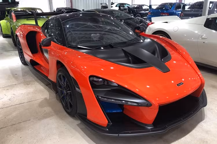 Lắp ló trong nhà chờ siêu xe ở sự kiện tại Hồng Kông còn có cực phẩm McLaren Senna chỉ sản xuất đúng 500 chiếc trên toàn thế giới và có giá bán 1 triệu đô la. Nguồn cung cấp sức mạnh của McLaren Senna là khối động cơ xăng V8, tăng áp kép, dung tích 4.0 lít, sản sinh công suất tối đa lên đến 789 mã lực và mô-men xoắn cực đại 800 Nm.