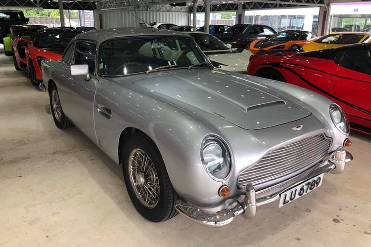 Còn đây là Aston Martin DB5. Số lượng dòng xe này tại Hồng Kông hơn 3 chiếc. Một chiếc Aston Martin DB5 từng được đấu giá lên đến 6,4 triệu đô la.
