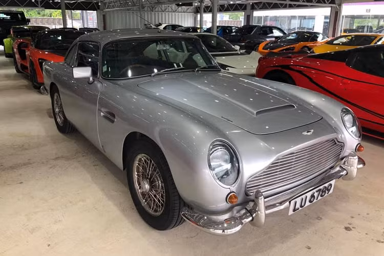 Còn đây là Aston Martin DB5. Số lượng dòng xe này tại Hồng Kông hơn 3 chiếc. Một chiếc Aston Martin DB5 từng được đấu giá lên đến 6,4 triệu đô la.