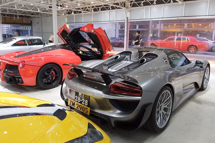 Cặp đôi siêu xe hybrid triệu đô đình đám nhất thế giới là Ferrari LaFerrari và Porsche 918 Spyder đọ dáng cùng nhau. Nhớ không nhầm trên thế giới còn là bộ 3 hybrid, vậy McLaren P1 đâu rồi nhỉ?