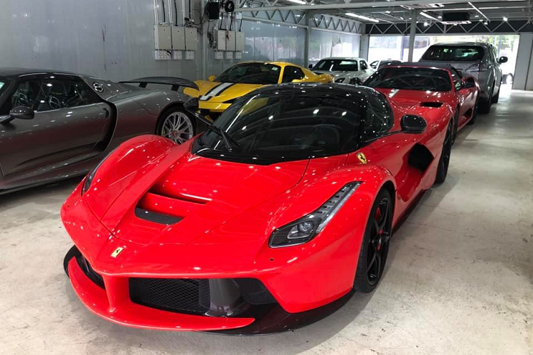 Đây là Ferrari LaFerrari chỉ có 499 chiếc được sản xuất trên toàn thế giới. Giá khởi điểm của Ferrari LaFerrari lúc mới xuất xưởng là khoảng 1,3 triệu đô la nhưng hiện tại mua xe đã qua sử dụng cái giá phải bỏ ra là gấp 3 lần
