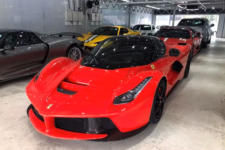 Đây là Ferrari LaFerrari chỉ có 499 chiếc được sản xuất trên toàn thế giới. Giá khởi điểm của Ferrari LaFerrari lúc mới xuất xưởng là khoảng 1,3 triệu đô la nhưng hiện tại mua xe đã qua sử dụng cái giá phải bỏ ra là gấp 3 lần