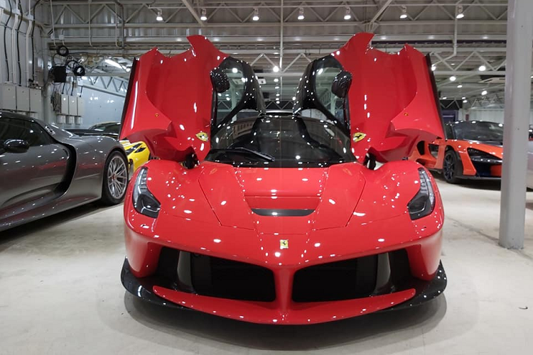 Ferrari LaFerrari được trang bị động cơ V12, dung tích 6.3 lít, sản sinh công suất tối đa 800 mã lực và mô-men xoắn cực đại 700 Nm. Ngoài ra, Ferrari còn trang bị cho LaFerrari mô-tơ điện sản sinh công suất tối đa 163 mã lực và mô-men xoắn cực đại 270 Nm. Kết hợp cùng động cơ xăng và điện, tổng công suất tối đa trên Ferrari LaFerrari là 963 mã lực và mô-men xoắn cực đại đạt 900 Nm.