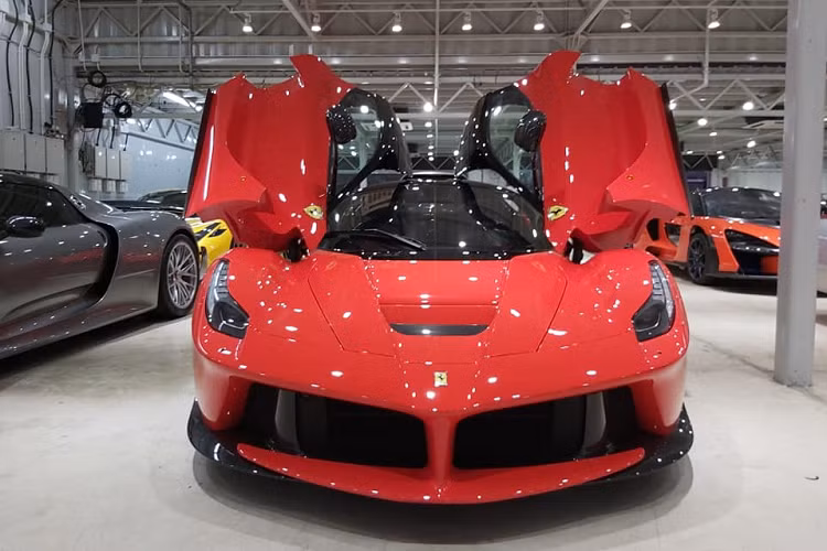 Ferrari LaFerrari được trang bị động cơ V12, dung tích 6.3 lít, sản sinh công suất tối đa 800 mã lực và mô-men xoắn cực đại 700 Nm. Ngoài ra, Ferrari còn trang bị cho LaFerrari mô-tơ điện sản sinh công suất tối đa 163 mã lực và mô-men xoắn cực đại 270 Nm. Kết hợp cùng động cơ xăng và điện, tổng công suất tối đa trên Ferrari LaFerrari là 963 mã lực và mô-men xoắn cực đại đạt 900 Nm.