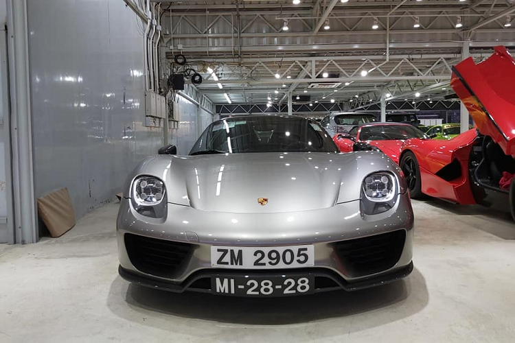 Xin thông báo rằng cùng với Ferrari LaFerrari và McLaren P1, Porsche 918 Spyder tạo thành bộ 3 siêu xe triệu đô hybrid đáng mơ ước cho giới nhà giàu trên thế giới sưu tập. Chỉ có 918 chiếc Porsche 918 Spyder được sản xuất