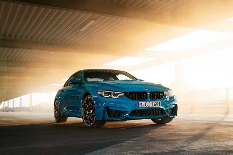 Cuối cùng, màu da Đỏ / Đen với chỉ khâu tương phản màu đỏ được dành riêng cho M4 với ngoại thất màu Imola Red II. Tất cả những chiếc BMW M4 Edition M Heritage 2020 sẽ được trang bị ghế ngồi M Sport bọc da Merino và bệ cửa lạ mắt với logo “1/750” và “Edition M Heritage”.