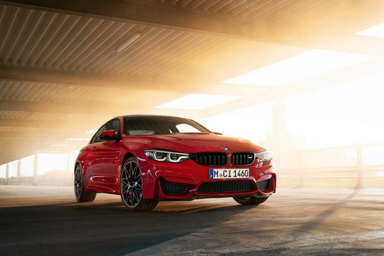 Một số tùy chọn khác được hãng xe ôtô BMW dành cho phiên bản đặc biệt này phải kể đến như bộ mâm bằng hợp kim nhôm kích thước 20 inch có trọng lượng nhẹ và sơn màu xám (Orbit Grey). Bộ mâm này được BMW cho biết chỉ được dành riêng cho phiên bản đặc biệt này của M4.