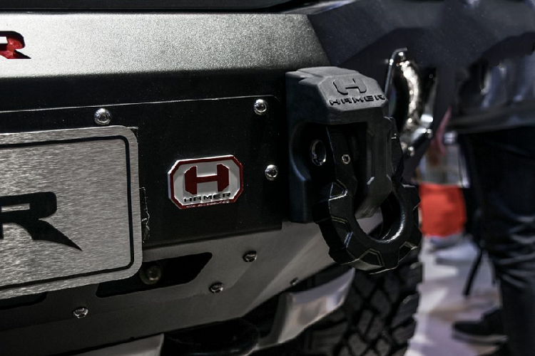 Bên dưới gầm xe cũng được bổ sung thêm các tấm kim loại nhằm bảo vệ gầm xe khỏi các vật thể dưới đường có khả năng gây hư hỏng cho khoang gầm của mẫu xe bán tải Ford Ranger Raptor.