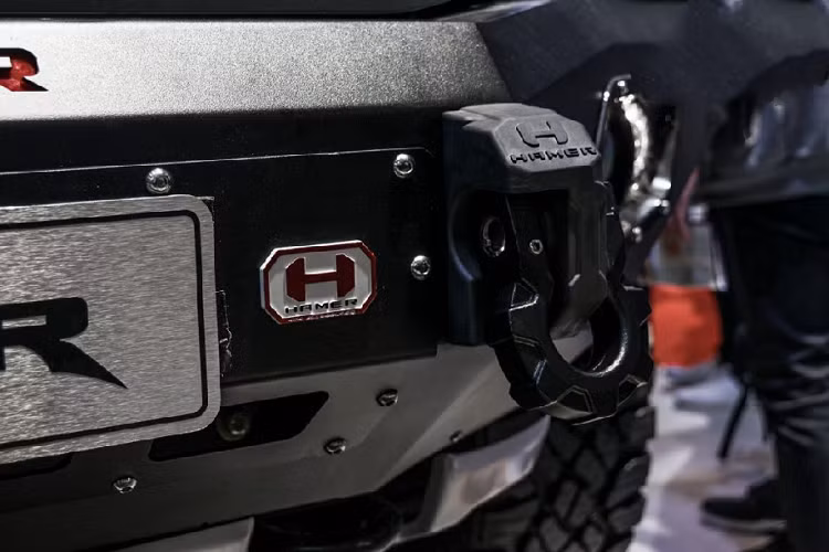 Bên dưới gầm xe cũng được bổ sung thêm các tấm kim loại nhằm bảo vệ gầm xe khỏi các vật thể dưới đường có khả năng gây hư hỏng cho khoang gầm của mẫu xe bán tải Ford Ranger Raptor.