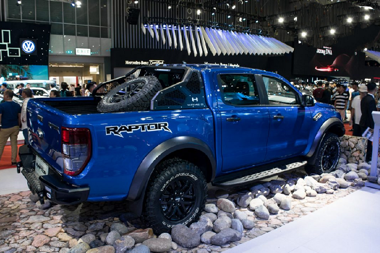 Ngoài ra, phần cản trước còn được các bị các bóng đèn trợ sáng, một chi tiết không thể thiếu trên những mẫu xe offroad chuyên dụng và cuối cùng là hai chiếc móc được gắn cố định trên cản trước có vai trò như một điểm nối của bộ tời dây giúp xe có thể vượt qua những địa hình khó.