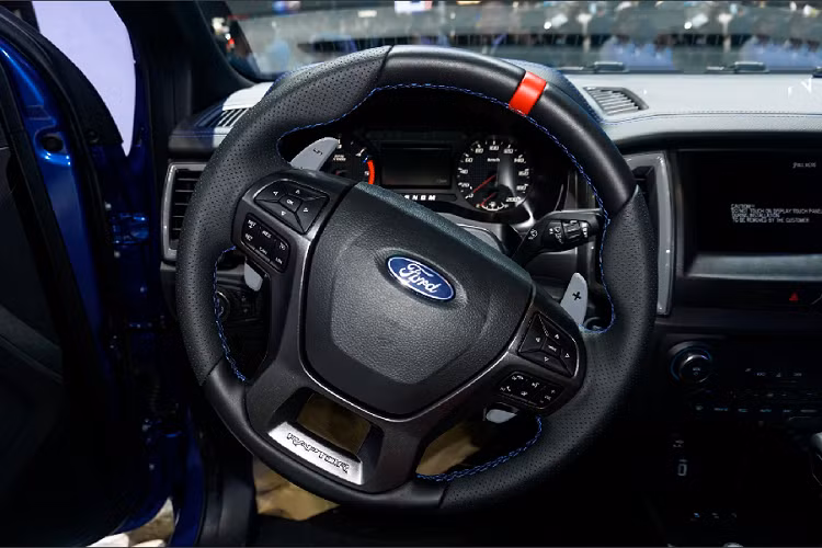 Nội thất của chiếc Ford Ranger Raptor độ Hamer vẫn được giữ nguyên với bệ bước chân khắc dòng chữ “Ford Performance” mạnh mẽ, vô lăng khác chữ Raptor kết hợp cùng lẫy chuyển số to bản ở phía sau và phần ghế ngồi với ghế trước có thiết kế thể thao khâu chữ “Raptor” mạnh mẽ.