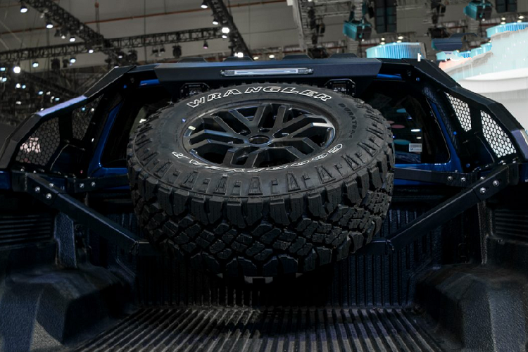 Bộ lốp nguyên bản trên xe thuộc dòng BF Goodrich được thay mới với bộ lốp hàng hiệu Goodyear Wrangler DuraTrac phù hợp hơn để sử dụng cho mục đích offroad, ngoài ra bộ mâm 6 chấu kép màu đen bóng được làm từ hợp kim nguyên bản vẫn được giữ nguyên.