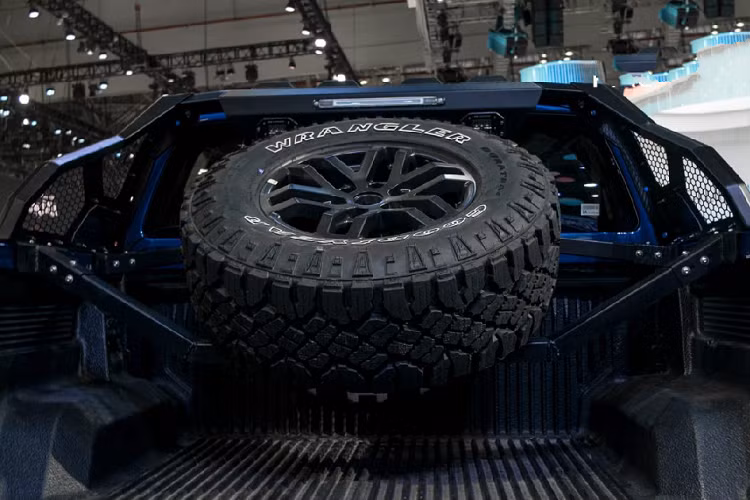 Bộ lốp nguyên bản trên xe thuộc dòng BF Goodrich được thay mới với bộ lốp hàng hiệu Goodyear Wrangler DuraTrac phù hợp hơn để sử dụng cho mục đích offroad, ngoài ra bộ mâm 6 chấu kép màu đen bóng được làm từ hợp kim nguyên bản vẫn được giữ nguyên.