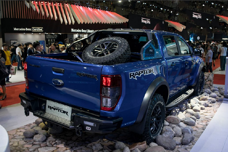 Chi tiết cuối cùng trên chiếc Ranger Raptor độ Hamer là bộ cản sau được gia công từ kim loại chắc chắn và được trang bị thêm hai chiếc móc để phục vụ cho mục đích kéo xe từ phía sau.