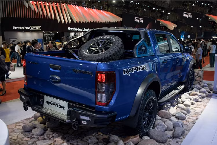 Chi tiết cuối cùng trên chiếc Ranger Raptor độ Hamer là bộ cản sau được gia công từ kim loại chắc chắn và được trang bị thêm hai chiếc móc để phục vụ cho mục đích kéo xe từ phía sau.