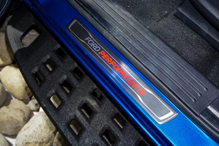 Bên cạnh việc có thể dử dụng cho mục đích đi offroad, việc trang bị thêm cản trước và sau bằng kim loại cũng giúp cho mẫu xe bán tải tránh khỏi những hư hỏng đến thân vỏ khi xảy ra va chạm không đáng có.