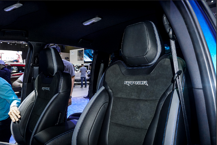 Ford Ranger Raptor sử dụng khối động cơ Diesel I4 EcoBlue tăng áp kép có dung tích 2.0 lít, sản sinh công suất cực đại 213 mã lực và mô men xoắn cực đại đạt mức 500 Nm. Xe được trang bị hộp số 10 cấp kết hợp cùng hệ thống dẫn động 4 bánh.