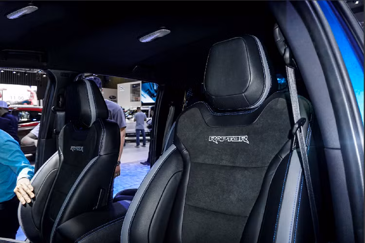 Ford Ranger Raptor sử dụng khối động cơ Diesel I4 EcoBlue tăng áp kép có dung tích 2.0 lít, sản sinh công suất cực đại 213 mã lực và mô men xoắn cực đại đạt mức 500 Nm. Xe được trang bị hộp số 10 cấp kết hợp cùng hệ thống dẫn động 4 bánh.