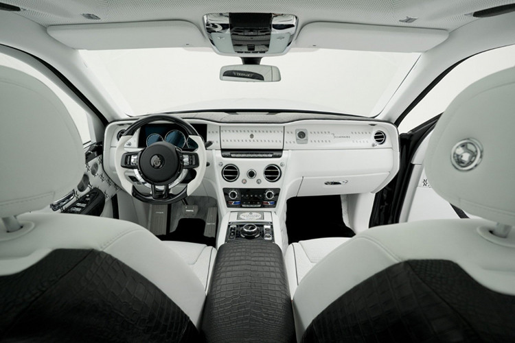 Bước vào bên trong Rolls-Royce Cullinan Billionaire, người lái được chào đón bằng nội thất bọc da màu trắng sang trọng, thanh lịch và những chi tiết bằng sợi carbon thể thao. Tương phản với nội thất màu trắng là những chi tiết màu đen để không tạo cảm giác nhàm chán. Ngoài ra, hãng Mansory còn sử dụng da cá sấu để bọc một phần ghế trước và bệ tì tay trước/sau.