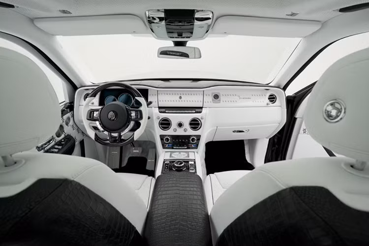 Bước vào bên trong Rolls-Royce Cullinan Billionaire, người lái được chào đón bằng nội thất bọc da màu trắng sang trọng, thanh lịch và những chi tiết bằng sợi carbon thể thao. Tương phản với nội thất màu trắng là những chi tiết màu đen để không tạo cảm giác nhàm chán. Ngoài ra, hãng Mansory còn sử dụng da cá sấu để bọc một phần ghế trước và bệ tì tay trước/sau.