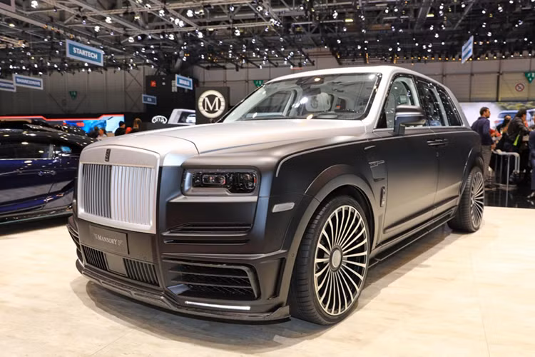 Không chỉ sang trọng và độc đáo, Rolls-Royce Cullinan Billionaire còn mạnh mẽ vì hãng Mansory đã cải tiến cả động cơ xe. Bên dưới nắp capô là khối động cơ V12, tăng áp kép, dung tích 6,75 lít nhưng đã được tăng lực lên công suất tối đa 602 mã lực và mô-men xoắn cực đại 950 Nm. Nhờ đó, Rolls-Royce Cullinan Billionaire có thể tăng tốc từ 0-100 km/h trong thời gian chưa đầy 5 giây trước khi đạt vận tốc tối đa 280 km/h.
