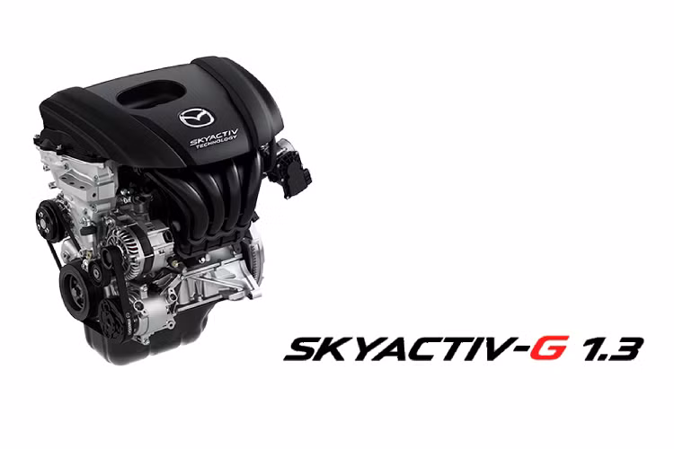 Phiên bản máy xăng sử dụng cơ 4cyl dung tích 1.3L hút khí tự nhiên Skyactiv-G cho công suất tối đa 93 mã lực tại 5.800 vòng/phút, và mô-men xoắn cực đại 123Nm đạt được từ 4.000 v/phút. Sử dụng kết hợp với hộp số tự động 6 cấp (6 AT) đi cùng với hệ dẫn động cầu trước (FWD).