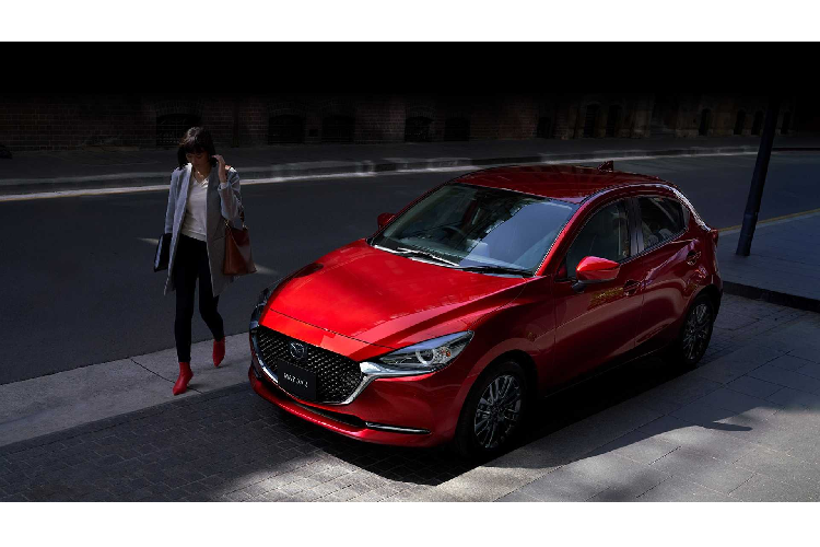 Điểm nổi bật và khác biệt của Mazda2 nâng cấp mới bao gồm hai biến thể sedan và hatchback so với phiên bản cũ chính là phần đầu xe sở hữu cụm lưới tản nhiệt mạ chrome lớn, hơn nữa, bên dưới cản trước với hai thanh mạ crôm nằm đối xứng.