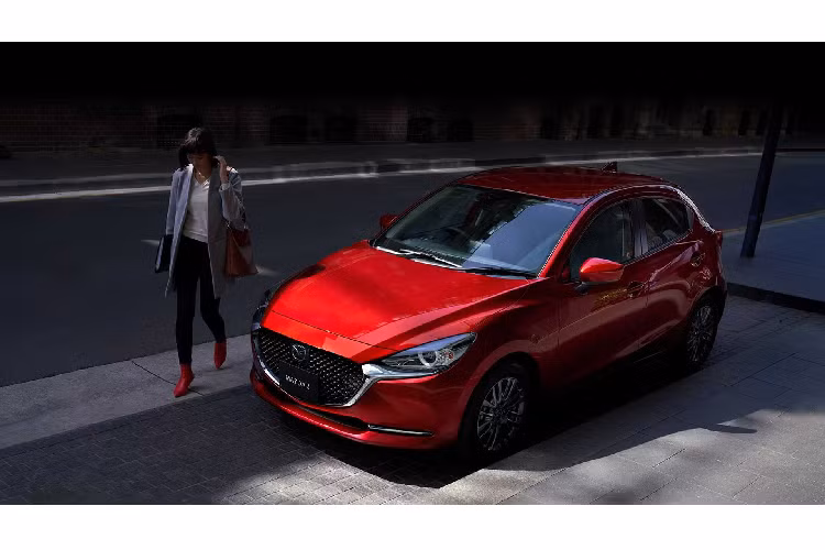 Điểm nổi bật và khác biệt của Mazda2 nâng cấp mới bao gồm hai biến thể sedan và hatchback so với phiên bản cũ chính là phần đầu xe sở hữu cụm lưới tản nhiệt mạ chrome lớn, hơn nữa, bên dưới cản trước với hai thanh mạ crôm nằm đối xứng.