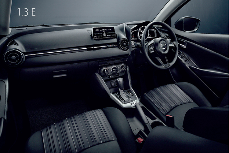 Về nội thất, ghế ngồi được bọc bằng vải màu đen/xám. Ghế lái chỉnh cơ 6 hướng. Trang bị màn hình hiển thị thông tin lái xe (MID). Hệ thống giải trí AM/FM, MP3, hỗ trợ kết nối Bluetooth với 4 loa. Mazda2 2020 còn được trang bị tiêu chuẩn loạt phanh ABS/BA/EBD, cân bằng điện tử (DSC), kiểm soát lực kéo (TCS), khởi hành ngang dốc (HLA), đèn khẩn cấp phanh đột ngột (ESS) và 02 túi khí phía trước.