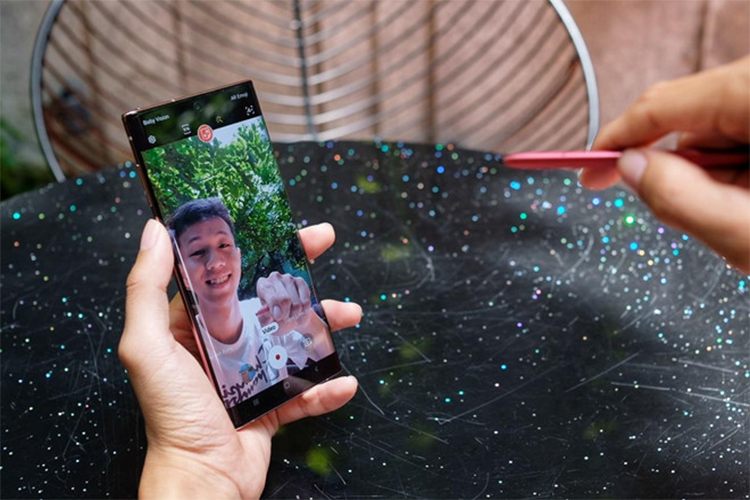 Bên cạnh đó, bút S Pen được tích hợp tính năng điều khiển bằng cử chỉ từ xa. Người dùng có thể hướng đầu bút vào màn hình và "vẩy" bút sang bên trái/phải để chuyển đổi các chế độ chụp, lên/xuống để chuyển sang camera selfie và xoay tròn để zoom. Cả 2 máy đều loại bỏ jack cắm tai nghe 3,5 mm, hỗ trợ sạc nhanh lên đến 45 W nếu mua thêm củ sạc phù hợp. Galaxy Note10 có giá 23 triệu đồng, Note10+ giá 27 triệu đồng. 