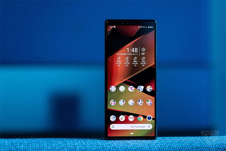 Theo The Verge, Sony có thể sẽ trình làng mẫu Xperia 2 tại sự kiện IFA 2019 (ngày 5/9). Nhiều khả năng model này vẫn kế thừa kiểu dáng từ mẫu Xperia 1 với màn hình “siêu dài” tỉ lệ 21:9, các góc cạnh vuông vức, nam tính. Máy sẽ được trang bị cấu hình như những mẫu smartphone cao cấp khác như chip Snapdragon 855, cải thiện về camera so với bản tiền nhiệm.