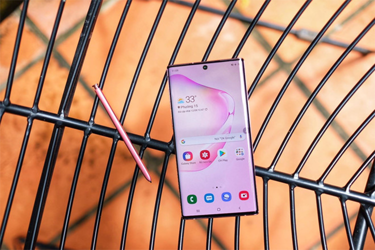 Bộ đôi Galaxy Note10 và Note10+ có thiết kế bắt mắt hơn với màn hình tràn viền, camera infinity-O, cấu hình mạnh nhất hiện nay và camera được cải tiến. Tính năng Live Focus khi quay video từ Galaxy A80 được mang lên Note10 Series, và bản Note10+ có khả năng chống rung tốt hơn rất nhiều khi quay video. Ứng dụng ghi chú cũng được cải tiến để chuyển chữ viết tay sang văn bản và xuất thành các file PDF, Word... Dex được tin giản hơn, hoạt động trực tiếp với máy tính Mac lẫn Windows thông qua kết nối USB-C.