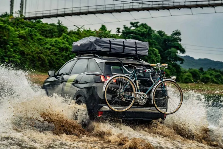 Bên cạnh đó, xe được trang bị tấm thép bảo vệ gầm ở góc tiếp cận phía trước. Mui xe được trang bị thêm giá nóc nhôm sơn đen, trang bị một bộ lều mái nhà (ARB Simpson III rooftop) tiện lợi và linh động khi có thể mở ra trong nhanh chóng nhằm cung cấp chỗ nghỉ ngơi ngay trên nóc xe nhằm cách biệt với mặt đất.