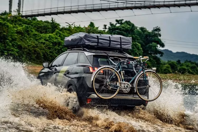 Bên cạnh đó, xe được trang bị tấm thép bảo vệ gầm ở góc tiếp cận phía trước. Mui xe được trang bị thêm giá nóc nhôm sơn đen, trang bị một bộ lều mái nhà (ARB Simpson III rooftop) tiện lợi và linh động khi có thể mở ra trong nhanh chóng nhằm cung cấp chỗ nghỉ ngơi ngay trên nóc xe nhằm cách biệt với mặt đất.