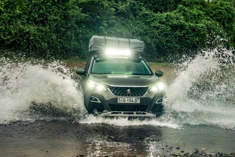 Ngoại thất xe trông ‘’ngầu’’ và đậm chất phiêu lưu hơn với ‘’dàn chân’’ được thay đổi khi vô bộ lốp địa hình Cooper Discoverer AT3 đi cùng với bộ mâm thép 17 inch nhằm thay thế cho bộ mâm 18 inch nguyên bản (225/55R18).