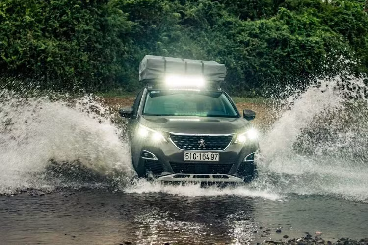 Ngoại thất xe trông ‘’ngầu’’ và đậm chất phiêu lưu hơn với ‘’dàn chân’’ được thay đổi khi vô bộ lốp địa hình Cooper Discoverer AT3 đi cùng với bộ mâm thép 17 inch nhằm thay thế cho bộ mâm 18 inch nguyên bản (225/55R18).