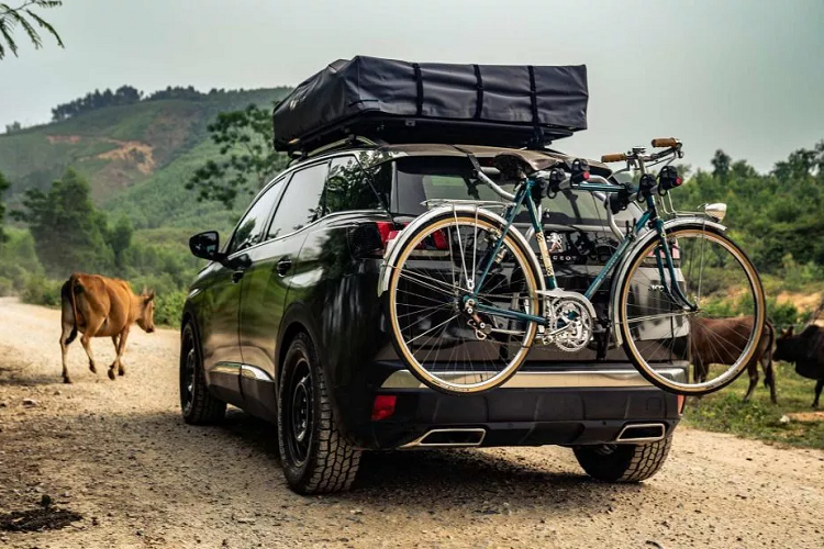 Trên nóc xe ở phía trước còn được trang bị một thanh đèn LED bar giá góc ‘’phá tan màn đêm’’ tăng cường khả năng chiếu sáng. Chưa hết, ở phía sau xe Peugeot 3008 được trang bị thêm một giá treo xe đạp. Hy vọng chiếc Peugeot 3008 ‘’one-off’’ này là một gợi ý nâng cấp xe cho các chủ sở hữu Peugeot 3008 tại Việt Nam!