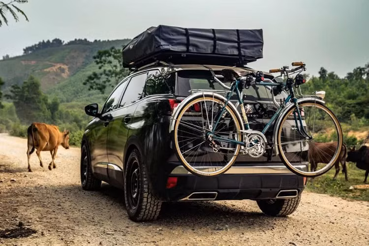 Trên nóc xe ở phía trước còn được trang bị một thanh đèn LED bar giá góc ‘’phá tan màn đêm’’ tăng cường khả năng chiếu sáng. Chưa hết, ở phía sau xe Peugeot 3008 được trang bị thêm một giá treo xe đạp. Hy vọng chiếc Peugeot 3008 ‘’one-off’’ này là một gợi ý nâng cấp xe cho các chủ sở hữu Peugeot 3008 tại Việt Nam!