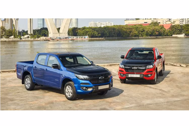 Colorado RS được cung cấp tổng cộng 02 biến thể cabin đôi (Crew cab) quen thuộc và cabin đơn (Extended cab), giá xe Chevrolet Colorado RS Edition mới tại Thái lần lượt tương đương khoảng 606 và 511 triệu đồng.