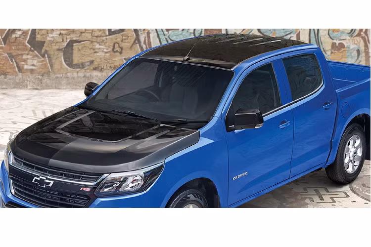 Bên cạnh một số chi tiết trang trí ở ngoại thất như logo ‘’RS’’ trước sau, toàn bộ mặt ca-lăng, nóc xe, ốp gương chiếu hậu và nắp thùng phía sau đều được sơn màu đen cá tính giúp tương phản với màu sắc sơn tươi sáng.