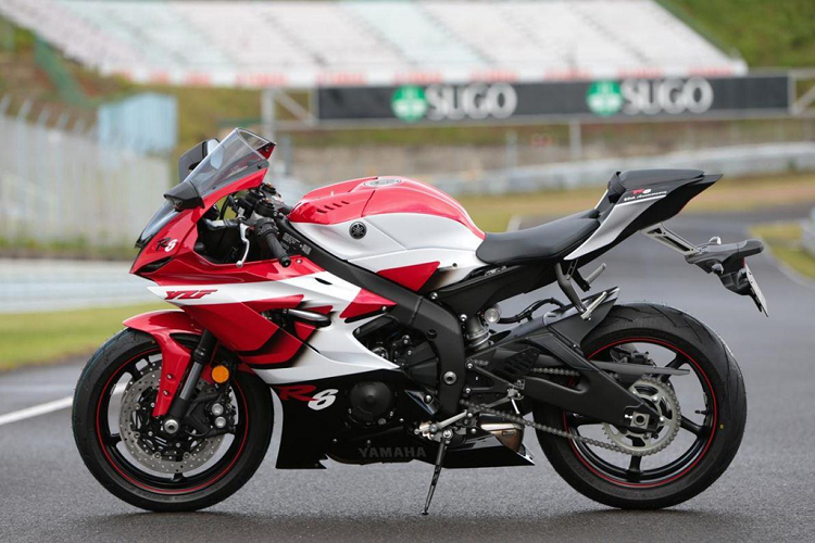 Những ai muốn sở hữu phiên bản kỷ niệm 20 năm này phải tham gia vào một cuộc rút thăm may mắn. Kết quả được công bố vào ngày 28/6. Giá xe Yamaha YZF-R6 này là 1,56 triệu yen Nhật (tương đương 320 triệu đồng).