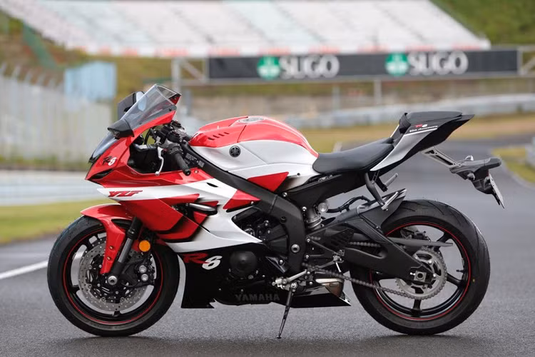 Những ai muốn sở hữu phiên bản kỷ niệm 20 năm này phải tham gia vào một cuộc rút thăm may mắn. Kết quả được công bố vào ngày 28/6. Giá xe Yamaha YZF-R6 này là 1,56 triệu yen Nhật (tương đương 320 triệu đồng).