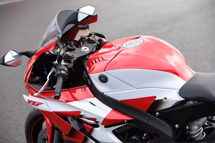 Yamaha đã trang bị cho YZF-R6 bảng đồng hồ tương tự đàn anh YZF-R1 đời 2013. Các hệ thống điện tử hỗ trợ từ YZF-R1 cũng đã được đem xuống mẫu xe này như kiểm soát lực kéo 6 chế độ, hệ thống lái D-Mode...