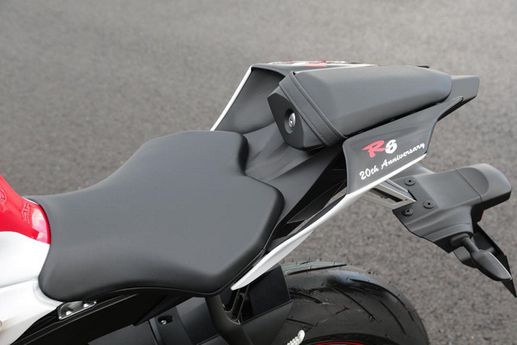 Thiết kế đuôi của YZF-R6 tương tự YZF-R1 với phần đuôi được tạo hình thành các khe gió cùng với bộ đèn hậu được đặt dọc ngay giữa. Để giảm khối lượng cho xe xuống mức tối đa, bộ khung phụ phía sau được Yamaha đúc từ magie.